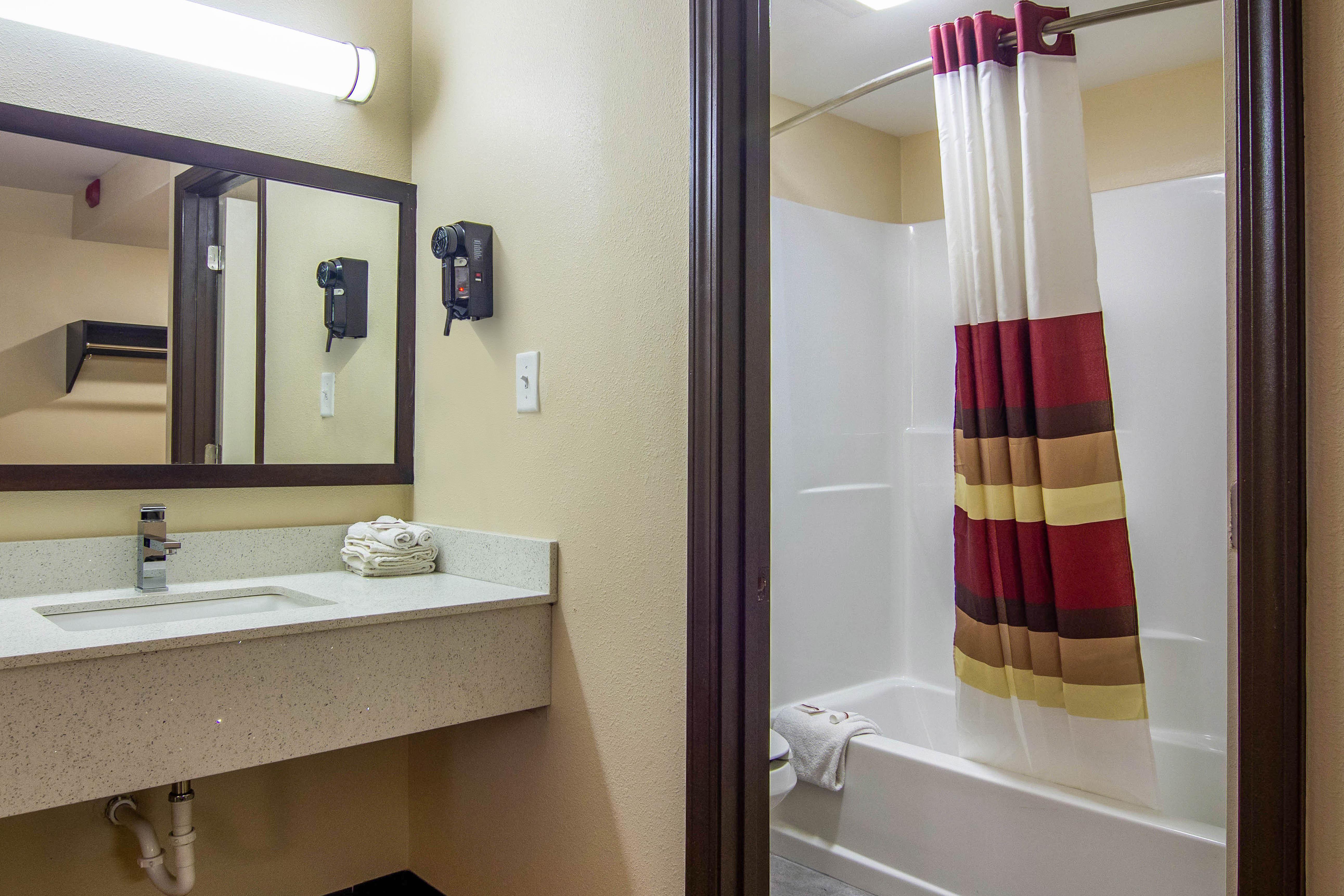 Red Roof Inn Перисбърг Екстериор снимка
