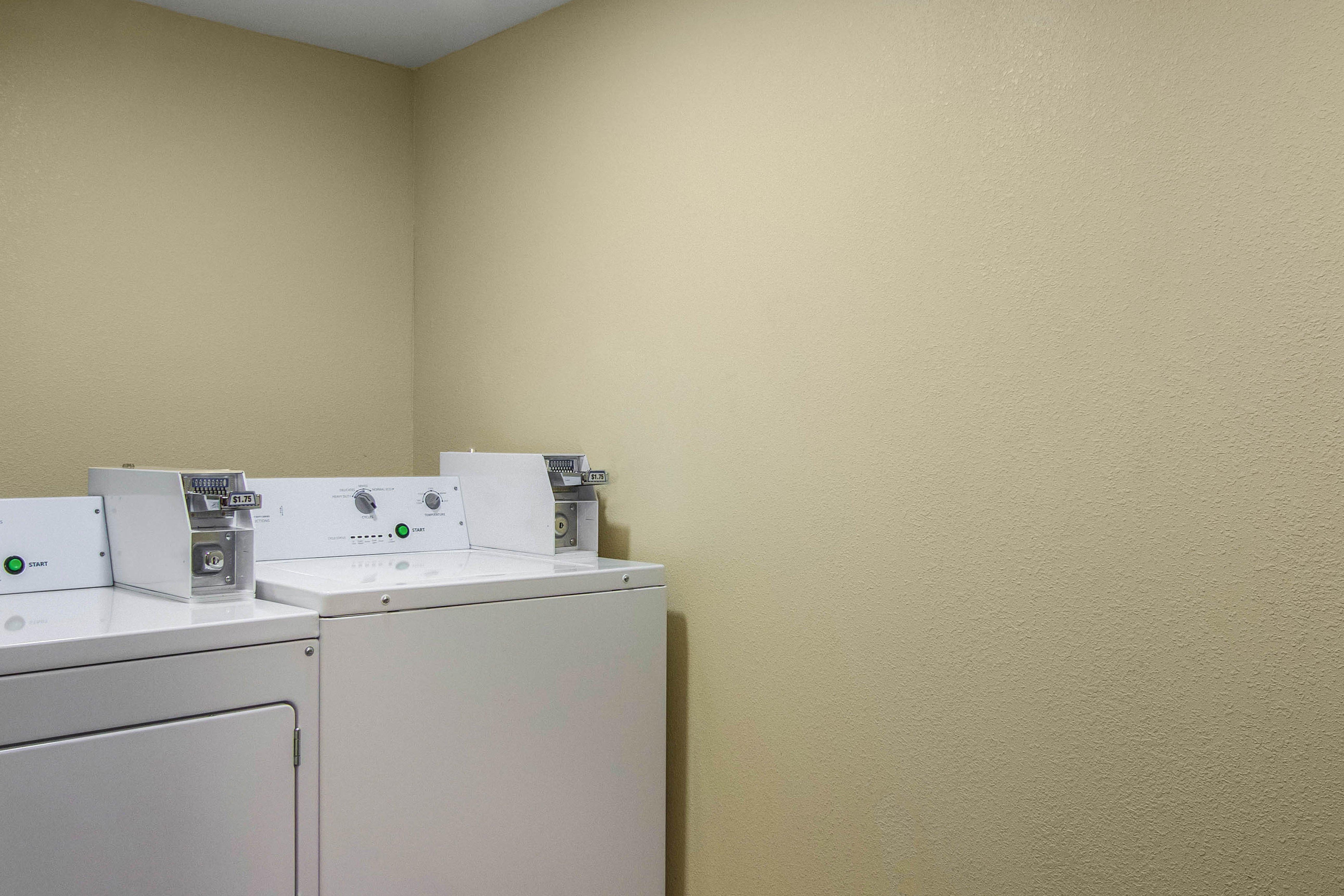 Red Roof Inn Перисбърг Екстериор снимка